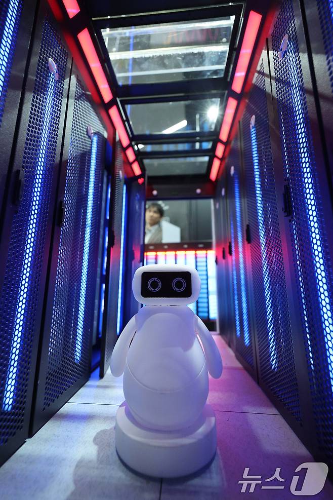 인공지능(AI) 지원 마이크로 모듈형 데이터 센터 모형. ⓒ News1 신웅수 기자