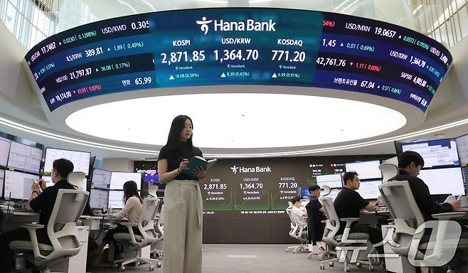 서울 중구 하나은행 본점 딜링룸 전광판에 종가가 표시되고 있다./뉴스1 ⓒ News1 오대일 기자