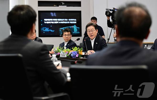 이재명 대통령이 당 대선 후보 시절인 지난 4월 경기도 이천시 SK하이닉스 이천캠퍼스를 찾은 모습 ⓒ News1 국회사진취재단