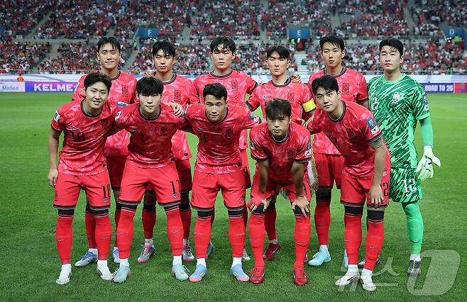 10일 오후 서울 마포구 상암동 서울월드컵경기장에서 열린 2026 국제축구연맹(FIFA) 북중미 월드컵 아시아 3차 예선 B조 10차전 대한민국과 쿠웨이트의 경기, 대한민국 선발 출전 선수들이 기념 촬영을 하고 있다. 2025.6.10/뉴스1 ⓒ News1 김진환 기자