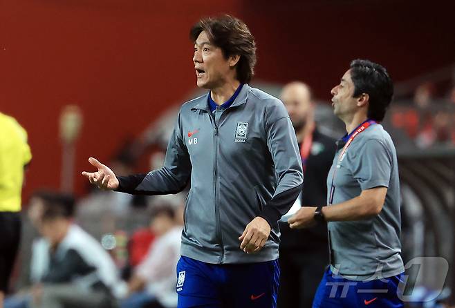 10일 오후 서울 마포구 상암동 서울월드컵경기장에서 열린 2026 국제축구연맹(FIFA) 북중미 월드컵 아시아 3차 예선 B조 10차전 대한민국과 쿠웨이트의 경기, 대한민국 홍명보 감독이 선수들에게 작전을 지시하고 있다. 2025.6.10/뉴스1 ⓒ News1 김진환 기자