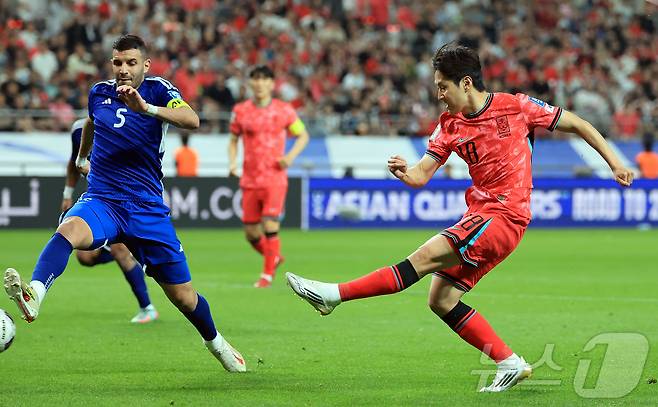 10일 오후 서울 마포구 상암동 서울월드컵경기장에서 열린 2026 국제축구연맹(FIFA) 북중미 월드컵 아시아 3차 예선 B조 10차전 대한민국과 쿠웨이트의 경기, 대한민국 이강인이 후반 팀의 두 번째 골을 넣고 있다. 2025.6.10/뉴스1 ⓒ News1 김진환 기자