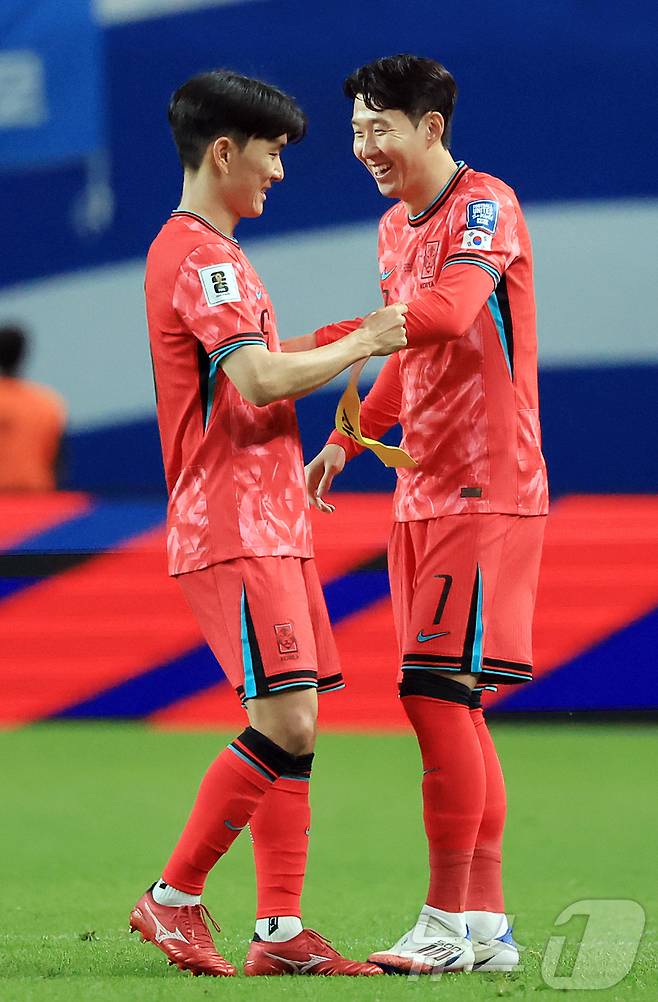 10일 오후 서울 마포구 상암동 서울월드컵경기장에서 열린 2026 국제축구연맹(FIFA) 북중미 월드컵 아시아 3차 예선 B조 10차전 대한민국과 쿠웨이트의 경기, 대한민국 황인범이 후반 교체 출전하는 손흥민에게 주장 완장을 채워주고 있다. 2025.6.10/뉴스1 ⓒ News1 김진환 기자