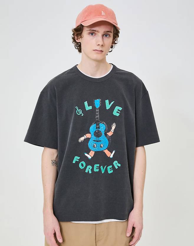 LF가 여름 시즌을 맞아 감성과 개성을 담은 반팔 아이템을 다양하게 선보이며 2030세대 소비자 공략에 나선다.(헤지스제공)