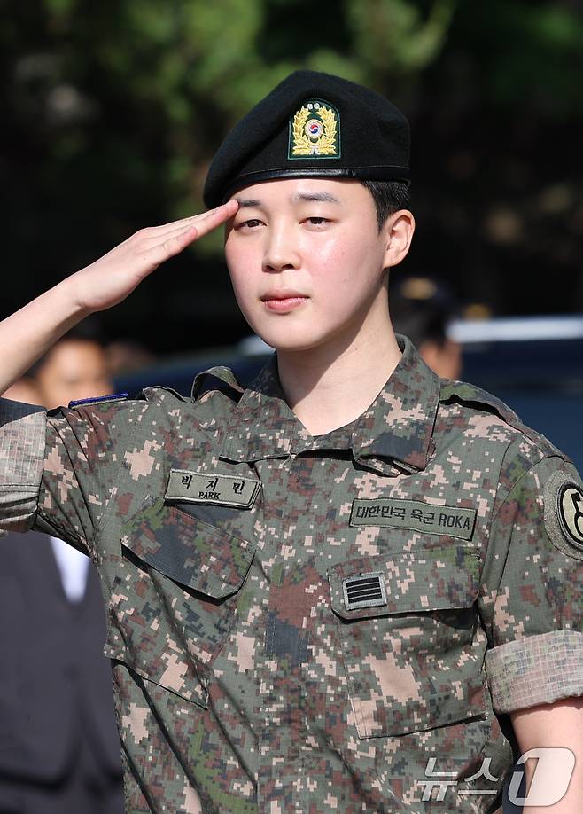 방탄소년단(BTS)의 지민이 11일 오전 경기도 연천군 연천공설운동장에서 군 복무를 마친 뒤 군복무를 마친 뒤 전역 인사를 하고 있다. 정국과 지민은 지난 2023년 12월 입대해 경기도 연천에 위치한 육군 제5보병사단에서 약 1년 7개월간 병역의 의무를 성실히 수행했다. 2025.6.11/뉴스1 ⓒ News1 권현진 기자
