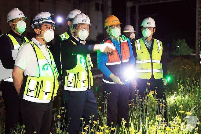 철도시설 안전관리 실태 점검을 하고 있는 이성해 국가철도공단 이사장(맨 앞 왼쪽 두 번째)(국가철도공단 제공.재판매 및 DB금지)/뉴스1