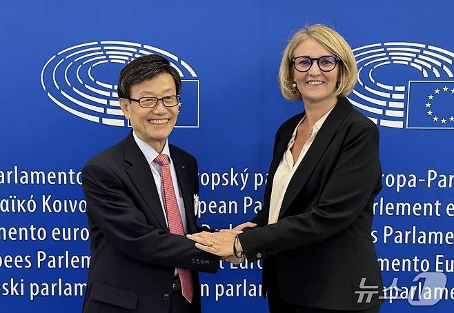 윤진식 한국무역협회 회장(왼쪽)이 6일(현지시각) 벨기에 브뤼셀에서 마리-피에르 베드렌느 유럽의회 국제통상위원회 의원과 면담을 마치고 기념사진을 촬영하고 있다.(한국무역협회 제공)