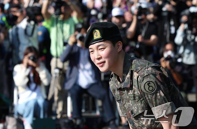 방탄소년단(BTS)의 지민이 11일 오전 경기도 연천군 연천공설운동장에서 군복무를 마친 뒤 전역 인사를 전하고 있다. ⓒ News1 권현진 기자