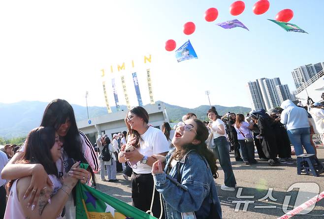 11일 오전 경기도 연천군 연천공설운동장에서 전역을 마친 방탄소년단(BTS)의 지민과 정국을 본 브라질 아미(방탄소년단 팬덤명)들이 감격에 겨워 눈물을 흘리며 기쁨을 표현하고 있다. ⓒ News1 권현진 기자