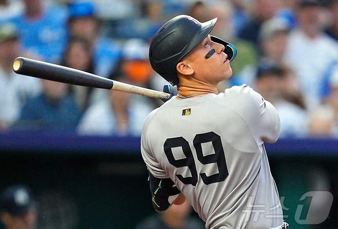 뉴욕 양키스 애런 저지가 11일(한국시간) 열린 2025 메이저리그 캔자스시티 로열스전에서 시즌 24호 홈런을 기록했다. ⓒ AFP=뉴스1
