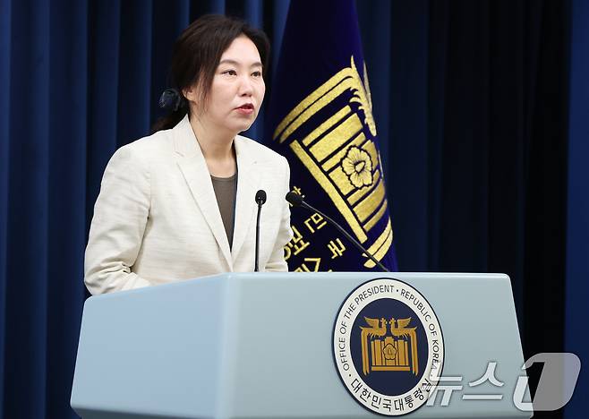 강유정 대통령실 대변인이 10일 서울 용산구 대통령실 청사에서 국민추천제 관련 브리핑을 하고 있다. 강 대변인은 브리핑을 통해 국민들로부터 일주일간 장차관 등 인사추천을 받는다고 밝혔다. 2025.6.10/뉴스1 ⓒ News1 허경 기자