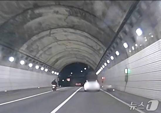 김동규 씨가 오토바이를 타고 음주 운전 차량(사진 오른쪽)을 추격하고 있다.(해운대경찰서 제공. 재판매 및 DB 금지)