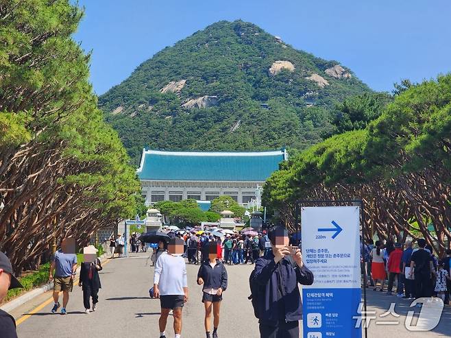 11일 청와대를 구경하러 온 관람객들이 정문 오른편으로 줄을 서며 입장하고 있다. 2025.06.11/ⓒ 뉴스1 권진영 기자