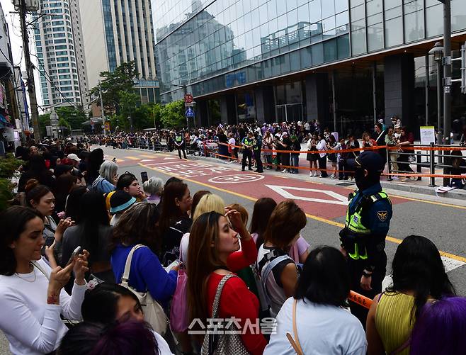 외국팬들로 둘러싸인 하이브 사옥. 이주상기자 rainbow@sportsseoul.com