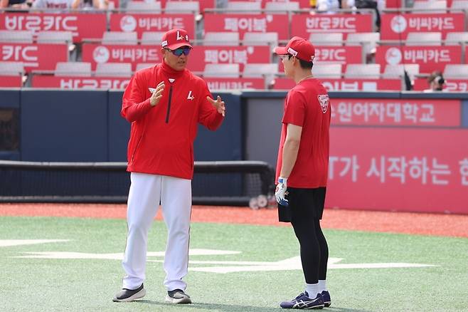 SSG 이숭용 감독(왼쪽)이 8일 수원케이티위즈파크에서 열린 2025 KBO리그 정규시즌 KT전 훈련 도중 김성욱과 얘기하고 있다. 사진 | SSG 랜더스
