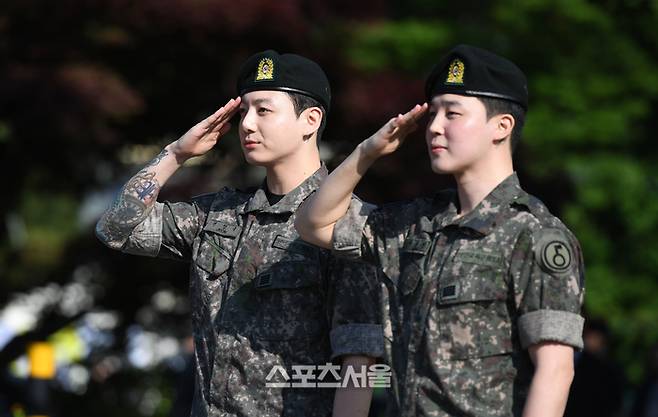 방탄소년단(BTS) 정국(왼쪽), 지민이 11일 경기 연천종합운동장에서 진행된 전역 행사에서 거수 경례를 하고 있다. 지민과 정국은 육군 제5보병사단에서 1년 6개월 동안 군복무를 했다.   2025. 6. 11. 연천 | 최승섭기자 thunder@sportsseoul.com