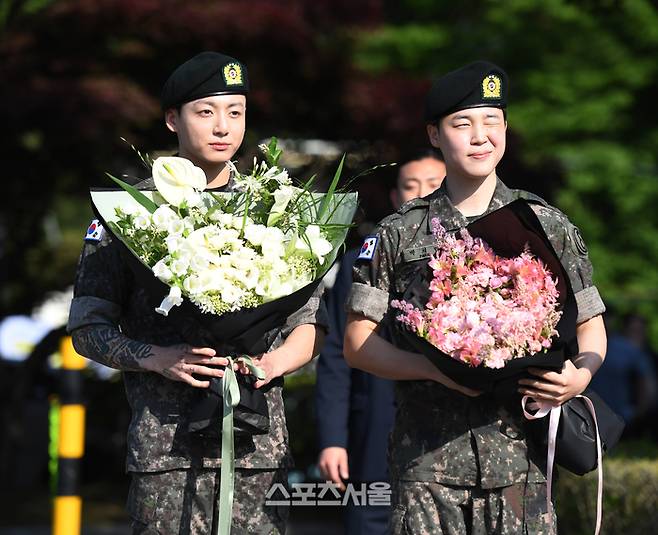 방탄소년단(BTS) 지민(오른쪽), 정국이 11일 경기 연천종합운동장에서 진행된 전역 행사에서 포즈를 취하고 있다. 지민과 정국은 육군 제5보병사단에서 1년 6개월 동안 군복무를 했다.   2025. 6. 11. 연천 | 최승섭기자 thunder@sportsseoul.com