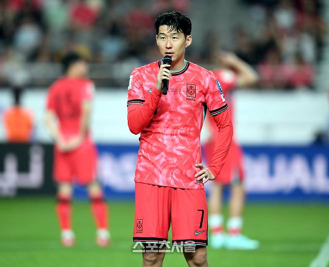 손흥민이 10일 서울월드컵경기장에서 열린 2026 FIFA 북중미 월드컵 3차 예선 쿠웨이트와 경기 후 열린 월드컵 진출 축하행사에서 인사말을 하고 있다. 상암 | 최승섭기자 thunder@sportsseoul.com