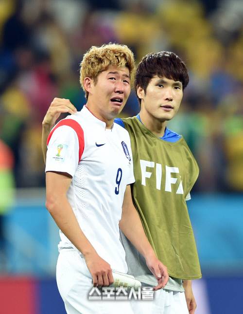 지난 2014년 6월27일 오전(한국시간) 브라질 상파울루의 아레나 데 상파울루에서 열린 2014 브라질 월드컵 H조 예선 한국과 벨기에의 경기에서 손흥민이 벨기에에 0-1로 패하며 16강 진출이 좌절되자 눈물을 흘리고 있다. 박진업기자 upandup@sportsseoul.com