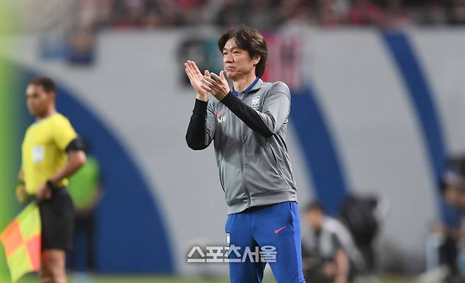 홍명보 감독이 10일 서울월드컵경기장에서 열린 2026 FIFA 북중미 월드컵 3차 예선 쿠웨이트와 경기에서 선수들을 격려하고 있다.  2025. 6. 10. 상암 | 최승섭기자 thunder@sportsseoul.com