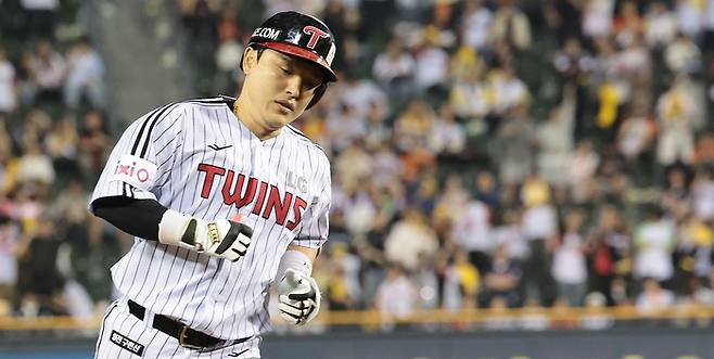 LG 박동원이 28일 서울 잠실구장에서 열린 2025 KBO리그 정규시즌 한화전 연장전에서 솔로 홈런을 치고 베이스를 돌고 있다. 사진 | 연합뉴스