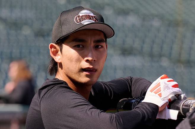 '건강이슈'만 발목을 잡지 않는다면, 샌프란시스코 자이언츠의 이정후는 늘 선발 1옵션이다. 게다가 어느 타순에서든 팀의 영웅 역할을 할 수 있다. 이번엔 '리드오프(1번)'다.
최근 허리쪽 뻐근함 증세로 2경기 연속 선발 제외됐던 이정후가 3경기 만에 선발 라인업에 이름을 올렸다. 허리 상태가 말끔해졌다는 증거다. 밥 멜빈 감독의 입장에서 몸상태가 정상으로 돌아온 이정후를 선발로 쓰지 않을 이유가 없다.
<저작권자(c) 연합뉴스, 무단 전재-재배포, AI 학습 및 활용 금지>