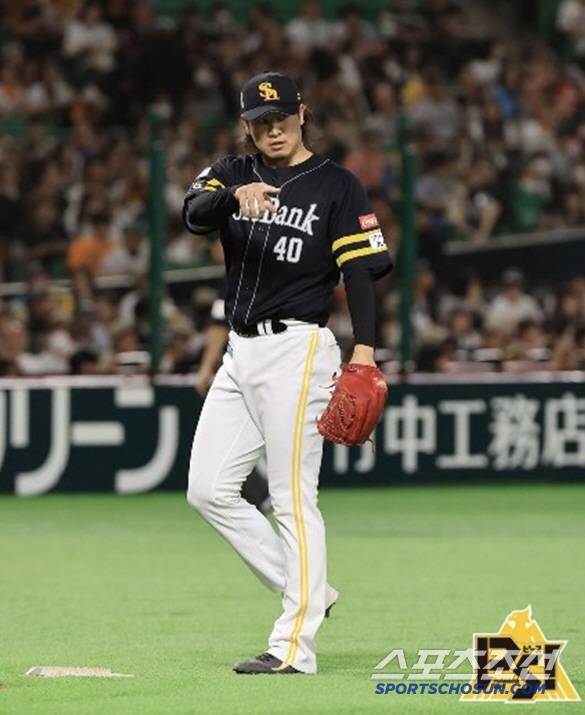 10일 요미우리전 9회 세 타자를 범타로 처리하고 세이브를 올린 스기야마. 사진캡처=소프트뱅크 호크스 SNS