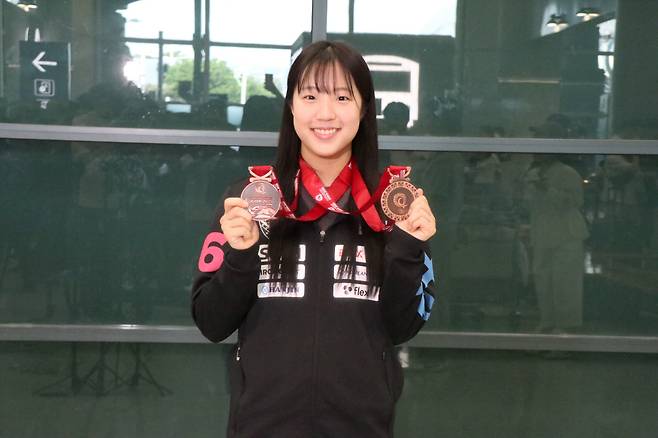 2025 국제탁구연맹(ITTF) 세계선수권대회 혼합복식·여자복식서 각각 동메달을 수확한 한국 탁구 국가대표 신유빈이 26일 인천국제공항을 통해 귀국 후 메달을 들어 보이고 있다. 제공=대한탁구협회
