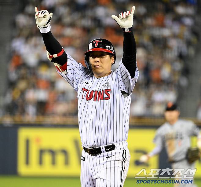 29일 잠실야구장에서 열린 한화와 LG의 경기, 7회말 2사 1,2루 LG 김현수가 1타점 역전타를 치고 기뻐하고 있다. 잠실=허상욱 기자wook@sportschosun.com/2025.05.29/