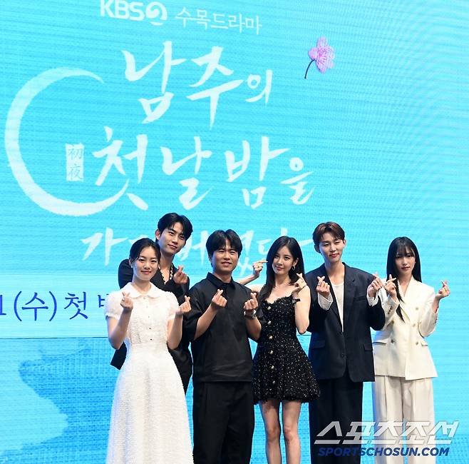 11일 더 세인트에서 열린 KBS 2TV 새 수목드라마 '남주의 첫날밤을 가져버렸다'의 제작발표회, 왼쪽부터 권한솔, 옥택연, 이웅희 감독, 서현, 서범준, 지혜원이 포토타임을 갖고 있다. 허상욱 기자wook@sportschosun.com/2025.06.11/