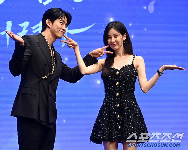 11일 더 세인트에서 열린 KBS 2TV 새 수목드라마 '남주의 첫날밤을 가져버렸다'의 제작발표회, 옥택연과 서현이 포토타임을 갖고 있다. 허상욱 기자wook@sportschosun.com/2025.06.11/