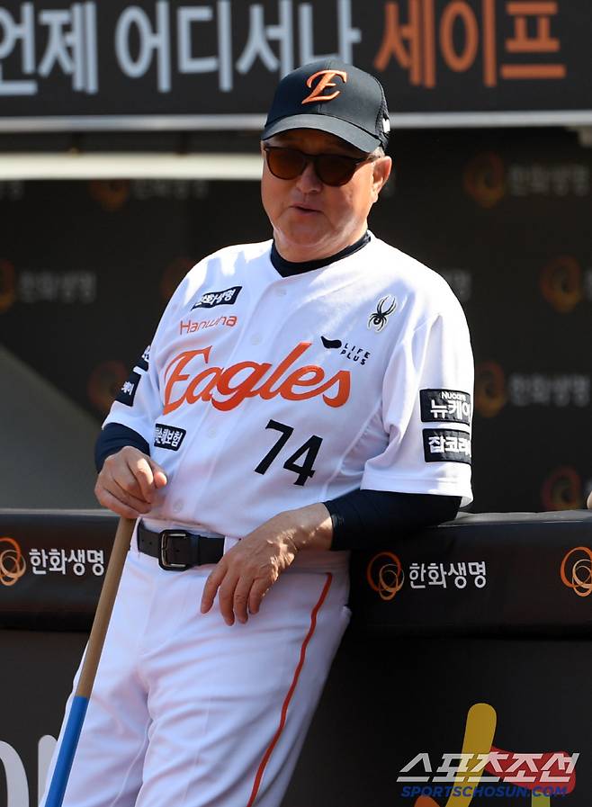 김경문 감독은 더그아웃 앞에 나와 훈련을 지켜봤다.