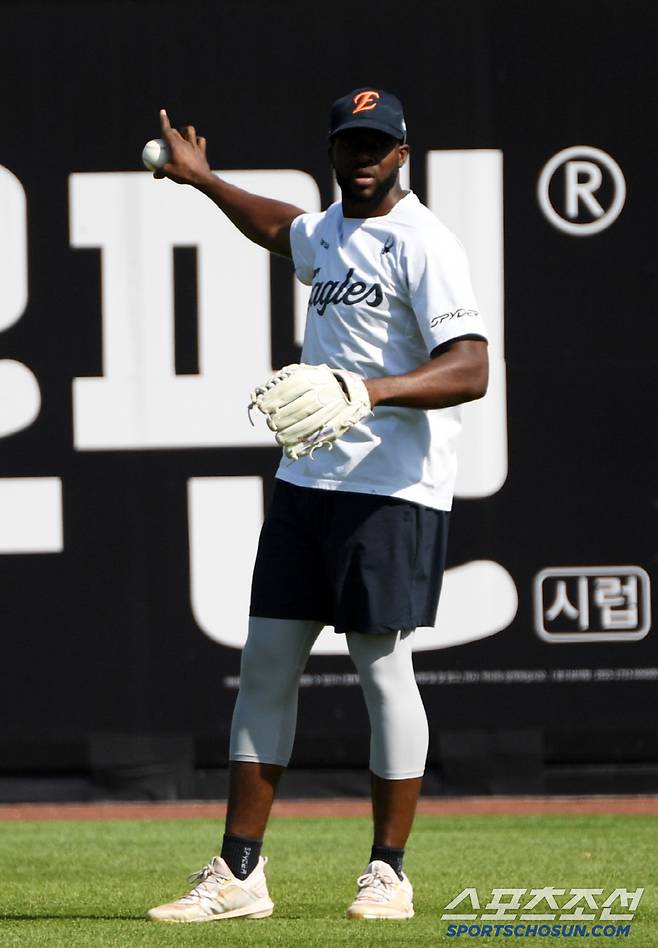 출전 의지를 불태우며 수비 훈련을 소화한 플로리얼.