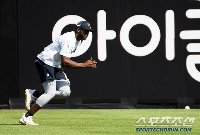 부상당한 선수가 맞나 싶을 정도로 플로리얼은 달리고 또 달렸다.