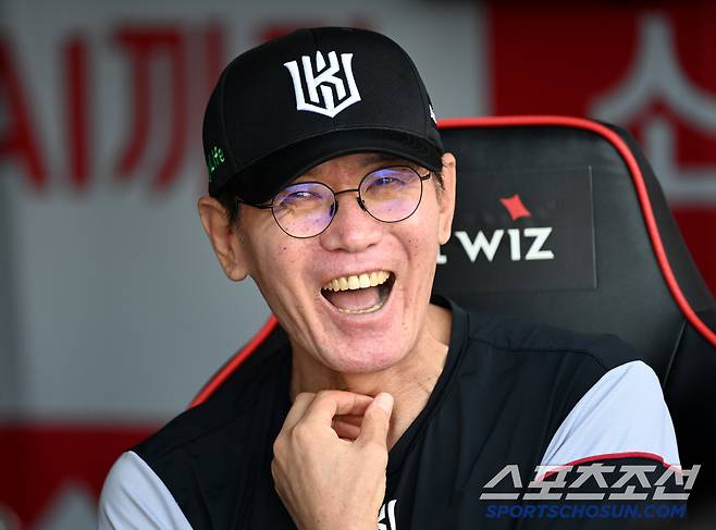 28일 수원KT위즈파크에서 열린 두산과 KT의 경기, KT 이강철 감독이 취재진과 이야기를 나누고 있다. 수원=허상욱 기자wook@sportschosun.com/2025.05.28/