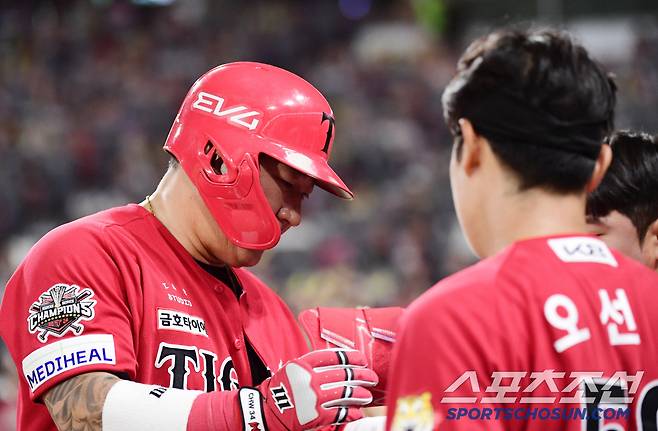 11일 광주 기아챔피언스필드에서 열린 KBO리그 KIA와 삼성의 경기. KIA 최형우가 7회 안타를 날리며 KBO리그 4,300루타를 달성했다. 교체되며 동료들과 하이파이브를 나누는 최형우. 광주=송정헌 기자songs@sportschosun.com/2025.06.11/