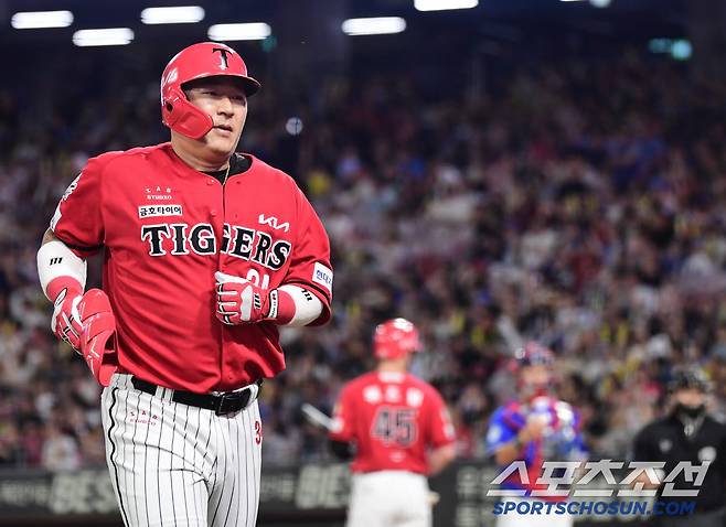 11일 광주 기아챔피언스필드에서 열린 KBO리그 KIA와 삼성의 경기. KIA 최형우가 7회 안타를 날리며 KBO리그 4,300루타를 달성했다. 교체되며 동료들과 하이파이브를 나누는 최형우. 광주=송정헌 기자songs@sportschosun.com/2025.06.11/