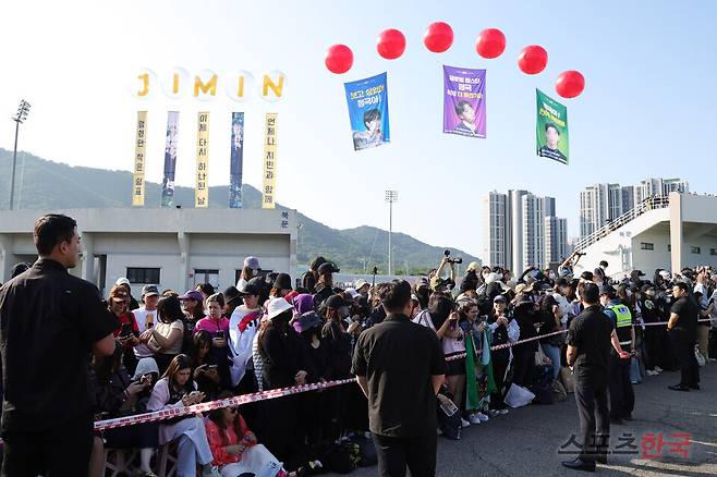 11일 오전 경기도 연천공설운동장에서 진행된 방탄소년단(BTS) 정국, 지민의 전역식에 운집한 BTS 팬클럽 아미. 25.6.11 ⓒ이혜영 기자 lhy@hankooki.com