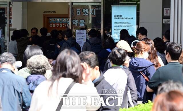 SK텔레콤 해킹 사태는 발생 한 달이 넘도록 공격 주체가 명확히 밝혀지지 않은 상태다. 사진은 SK텔레콤이 전 고객을 대상으로 유심 무상 교체를 실시한 지난 4월28일 서울 광화문 T월드 대리점 앞. /임영무 기자