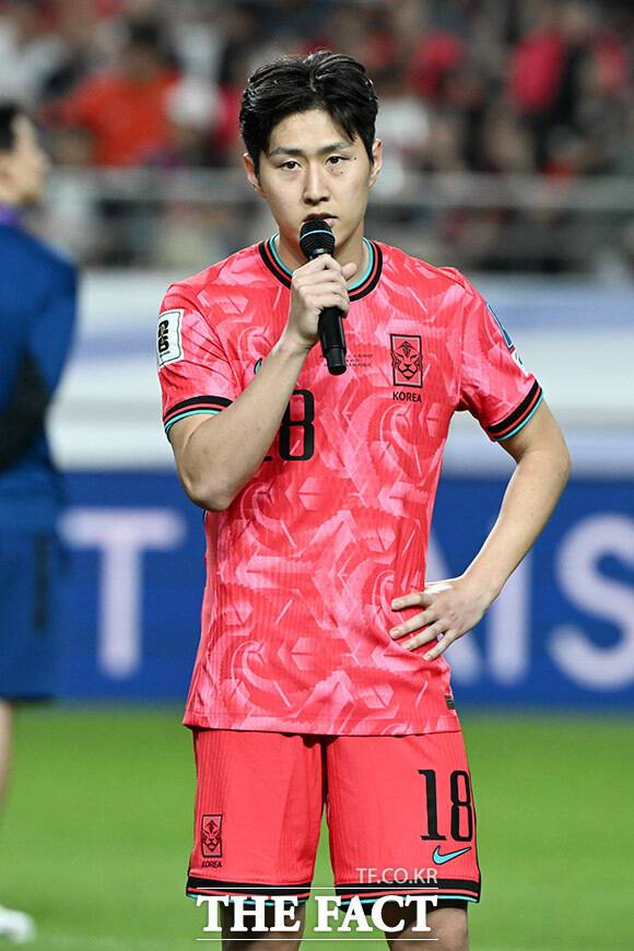 이강인이 10일 오후 서울 마포구 서울월드컵경기장에서 열린 2026 국제축구연맹(FIFA) 북중미 월드컵 아시아 3차 예선 쿠웨이트전에서 4-0 승리를 거둔 뒤 팬들에게 감사 인사를 하고 있다./서울월드컵경기장=남용희 기자