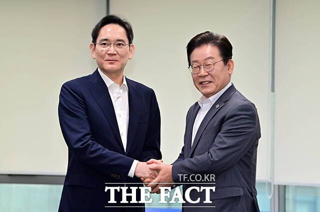 이재명 대통령(당시 민주당 대표)과 이재용 삼성전자 회장이 지난 3월 20일 서울 강남구 삼성청년소프트웨어아카데미 멀티캠퍼스에서 열린 '청년 취업 지원을 위한 현장 간담회'에 참석해 악수하고 있다. /박헌우 기자