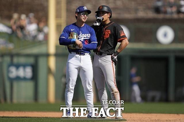 '단짝 친구' 이정후(오른쪽)와 김혜성이 드디어 메이저리그 무대에서 만난다. 메이저리그 진출 후 첫 맞대결이라 관심이 집중된다. 지난 시범경기에서 만나 얘기를 나누고 있는 이정후와 김혜성. /뉴시스