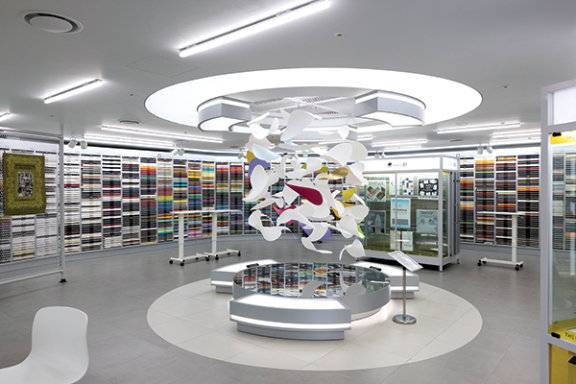 공간 중앙에는 ‘흐름의 결’이라는 작품이 설치돼 있다.