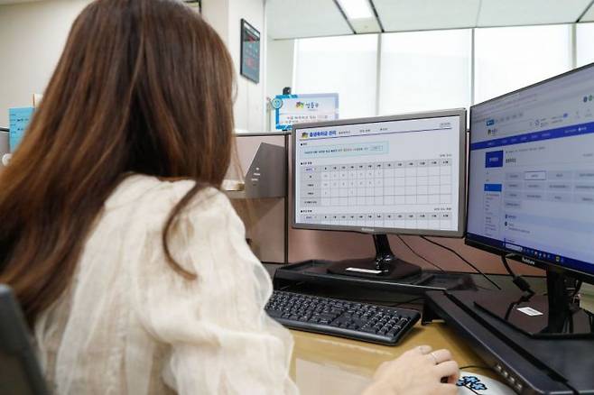 성동구가 ‘출생축하금 스마트 관리시스템’을 구축해 6월부터 본격 운영한다. 사진은 ‘출생축하금 스마트 관리시스템’ 이용 모습. 성동구 제공.