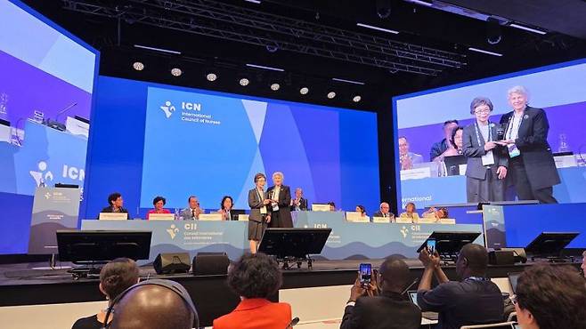 박인숙 대한간호협회(간협) 제1부회장이 10일(현지시간) 핀란드 헬싱키에서 열린 국제간호협의회(ICN) 총회에서 간협을 대표해 'NNA 혁신상'을 수상하고 있다. 대한간호협회