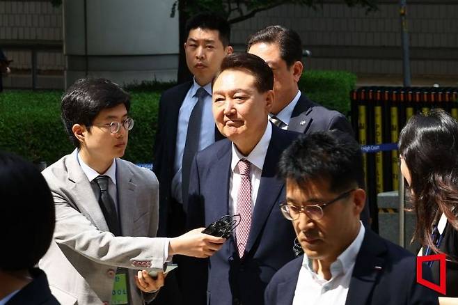 윤석열 전 대통령이 9일 서울중앙지방법원에서 열린 내란 우두머리 협의 · 직권남용 권리행사 방해 혐의 사건 6차 공판에 출석하고 있다. 20250609
