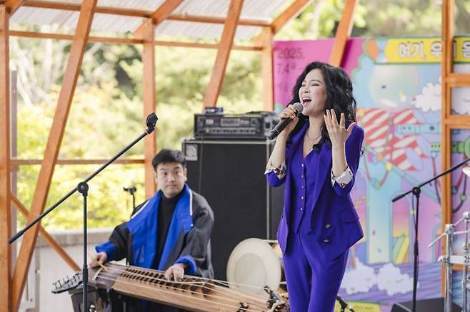 재즈 가수 웅산(오른쪽)이 11일 국립극장에서 열린 2025 여우락 기자간담회에서 거문고 연주자 이재하와 함께 공연을 선보이고 있다.   [사진 제공= 국립극장]