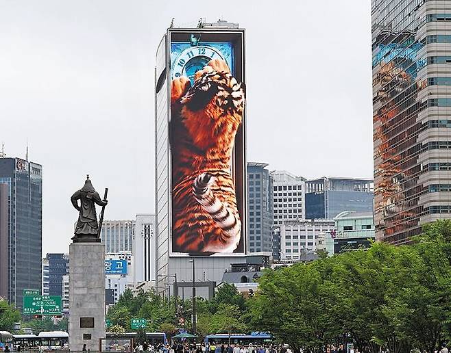 올 3월 설치된 코리아나 호텔 대형 전광판 - 지난 3월 서울 코리아나호텔 외벽에 설치된 대형 전광판의 모습. 1200㎡ 크기다. /서울 종로구