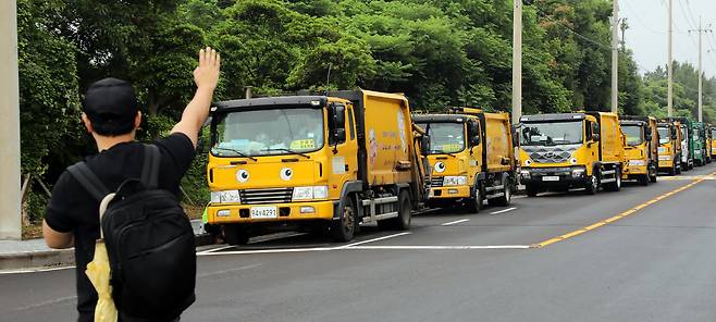 지난 8일 오전 제주시 구좌읍 동복리 제주환경자원순환센터 진입로에 가연성 쓰레기를 실은 수거차량들이 줄지어 서 있다./뉴스1