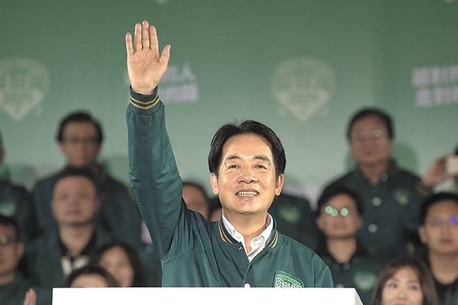 지난 1월 13일 집권 민진당의 라이칭더 당선인이 총통 선거에서 승리한 뒤 지지자들에게 인사하고 있다. /AP 연합뉴스